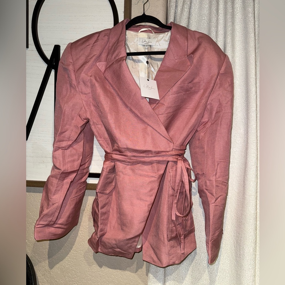 L'Academie Revolve Lightweight Blazer
Jacket Padded Shoulders Dusty Rose NEW - Picture 5 of 8